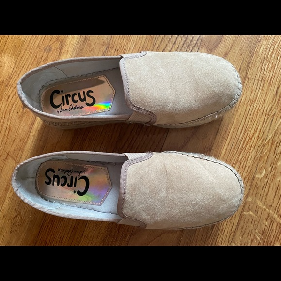 Size 5 - Picture 1 of 5